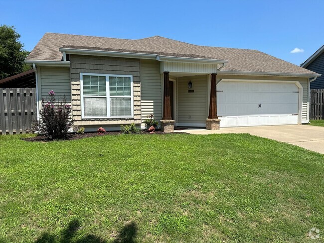 Building Photo - Available August 1st!  3-Bedroom, 2-Bathro... Rental