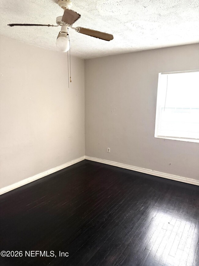 Photo - 1043 Seba St