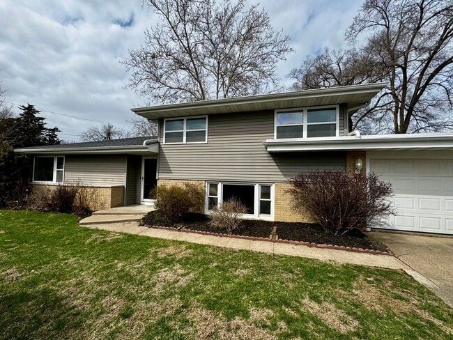 Building Photo - 4 Bedroom | 2 Bathroom Single Family Home | Renovated | Coal Valley