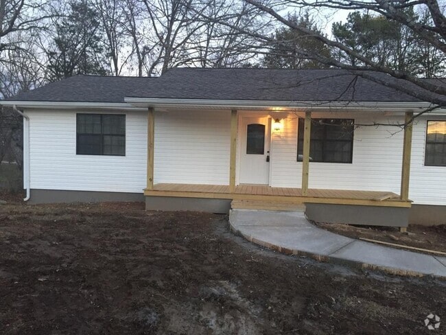 Building Photo - 4 Bedroom, 3 Bath Basement Ranch with Coun... Rental