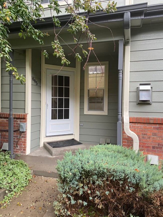 Building Photo - 3 bed 3 bath townhome - Ready 4/10/26