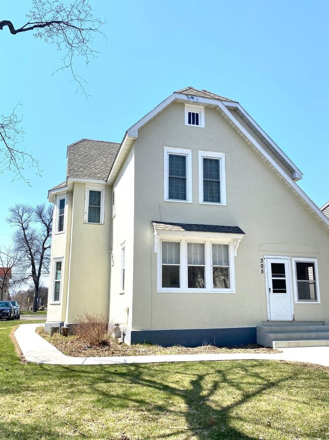 Building Photo - 305 8th Ave S