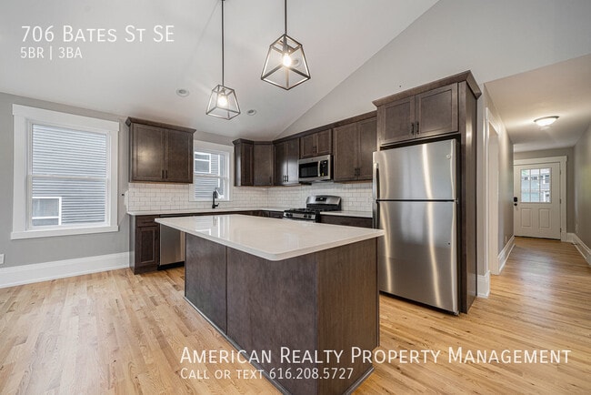 Photo - 706 Bates St SE