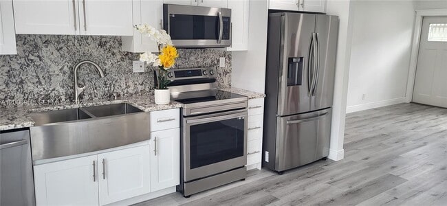 Building Photo - 3421 NE 5th Ave Unit A