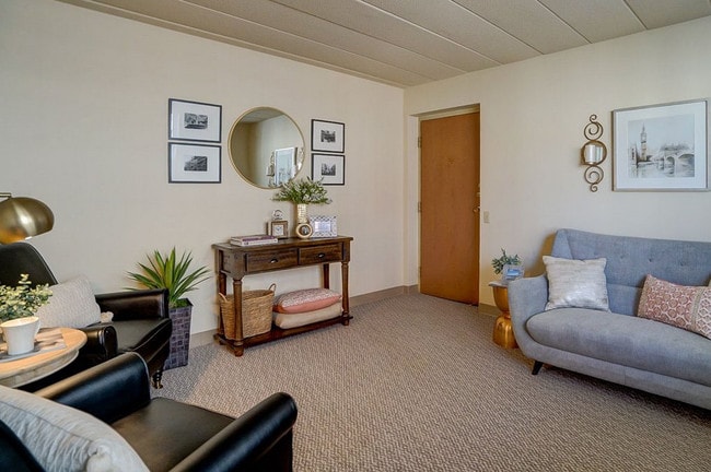 2116- Living Room