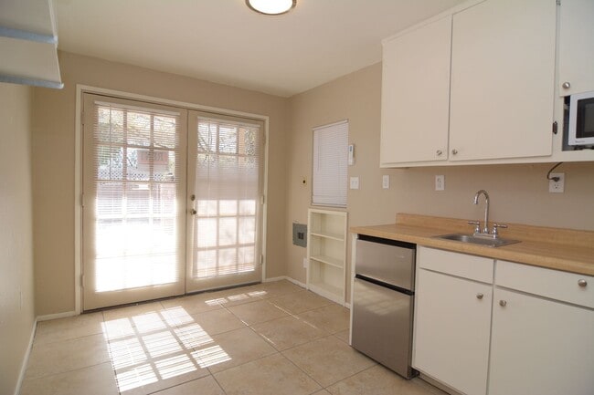 Photo - Nice Charming Studio! Close to the UofA!
