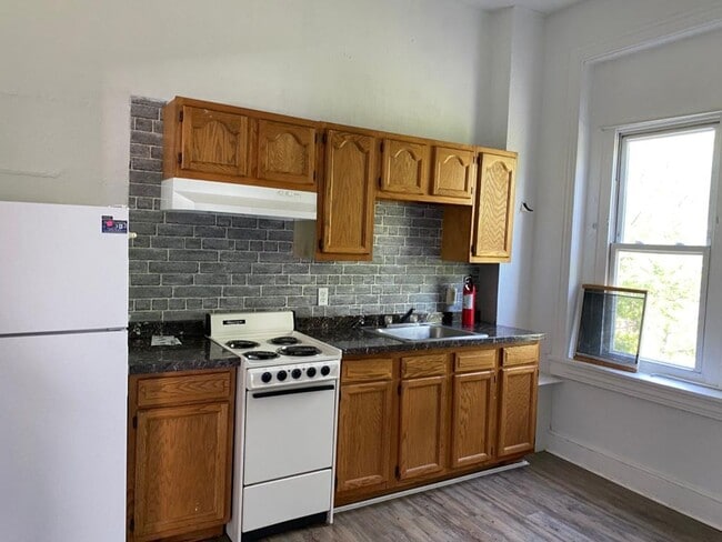 Building Photo - 231 S 4th St Unit 3 Rental