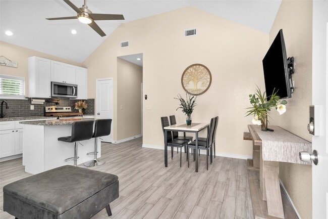 Photo - 286 Westchase St