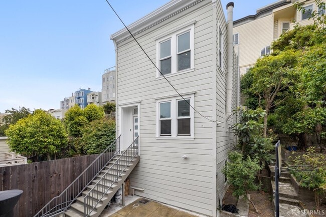 Building Photo - 971 Filbert St Rental