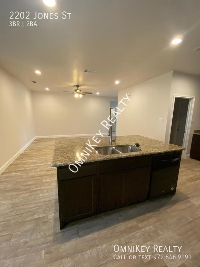 Photo - 2202 Jones St