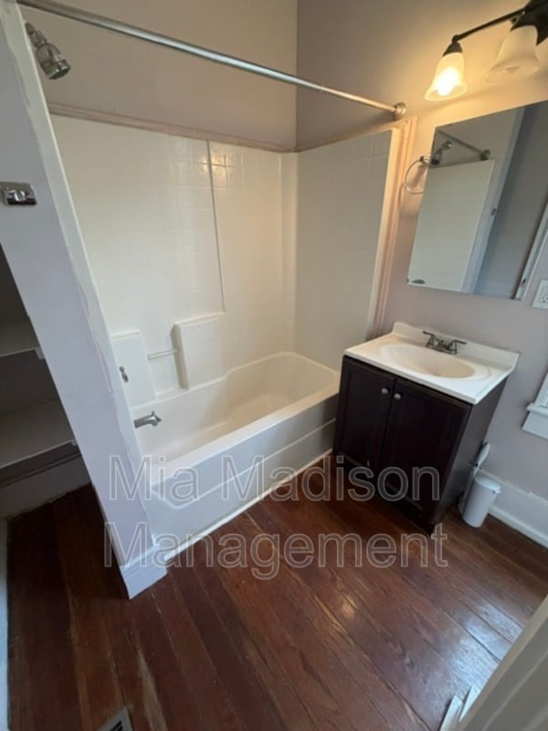 Photo - 305 W 39th St