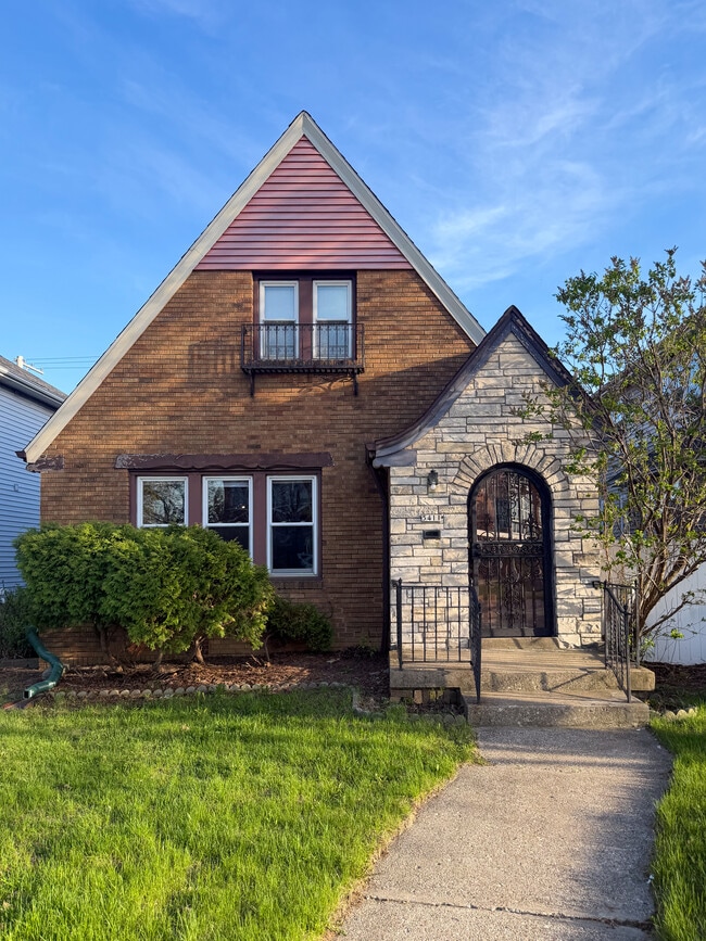 Front of House - 5411 W National Ave Unit Lower