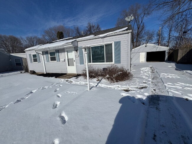 Building Photo - A MUST-SEE HOME IN SPRINGFIELD 2 BEDROOM 1 BATH GEM!