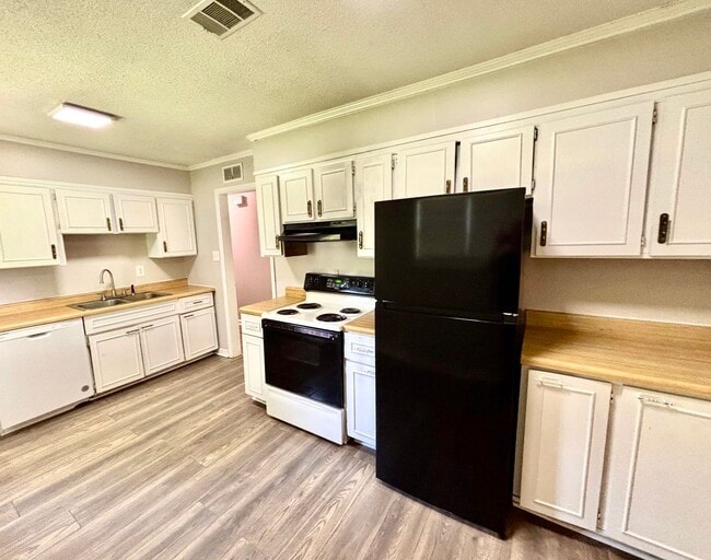2215 Sutton-Move in ready! - 2215 Sutton-Move in ready! House