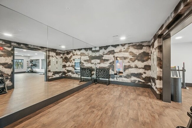 Sala de Yoga: Espacio exclusivo para residentes dedicado al fitness, para practicar yoga, estiramientos, ejercicios de movilidad y entrenamientos de bajo impacto.