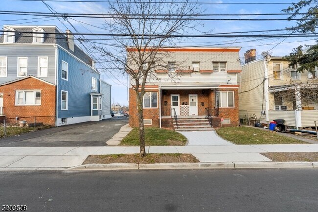 Photo - 241 William St