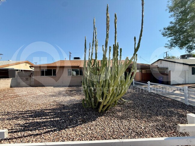 Photo - 445 E Beatryce St