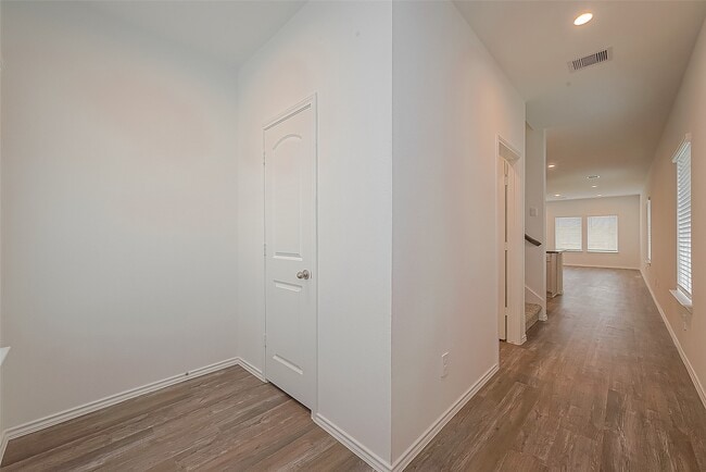 Building Photo - 5630 Avalon Woods Dr