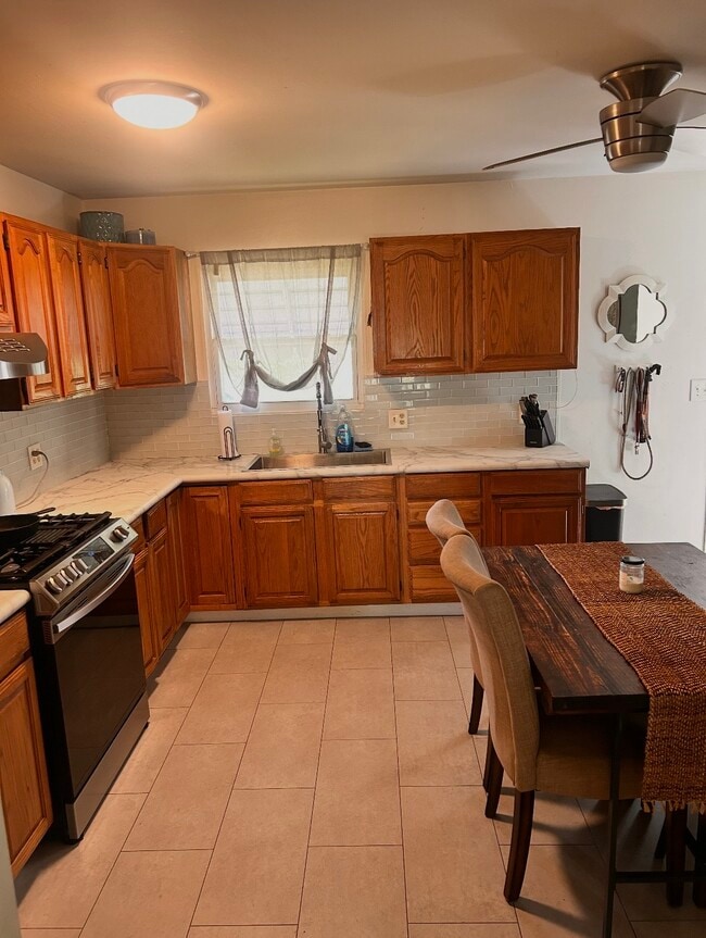 Comer en la cocina - 301 Marshall St