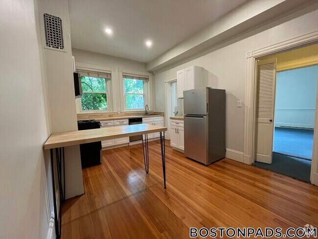 Building Photo - 917 Beacon St Rental