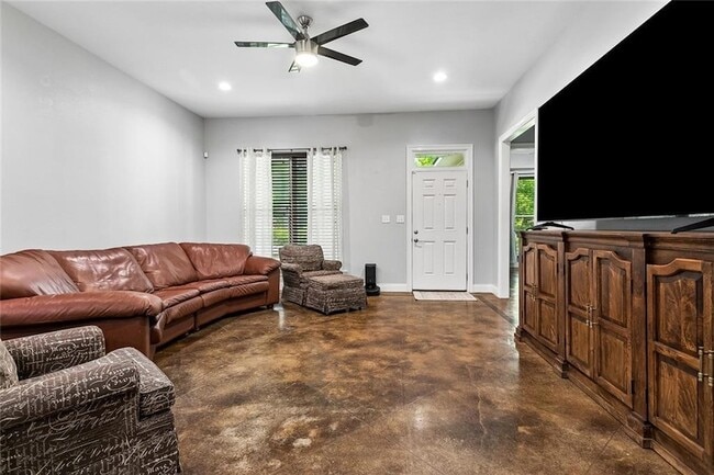 Photo - 1605 Labarre St