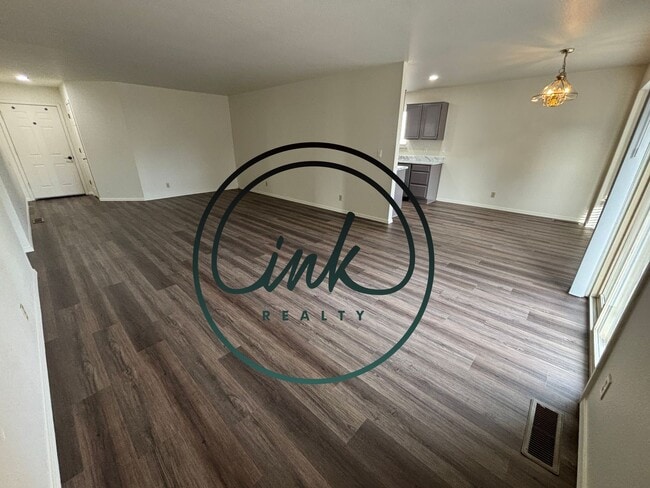 Building Photo - Newly updated Chichester Estates home