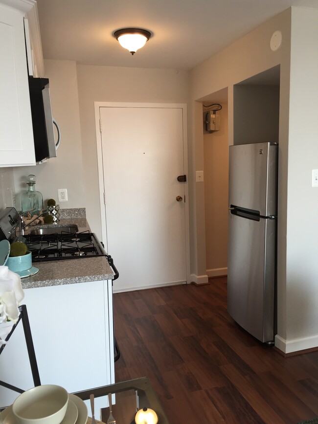 Building Photo - 950 25th St NW Unit 913N