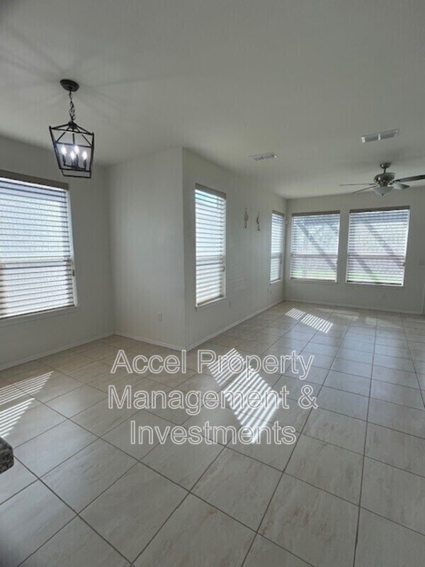 Photo - 2325 N Peking St