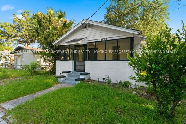 Photo - Newly Renovated 3 Bedroom Home With Modern Kitchen