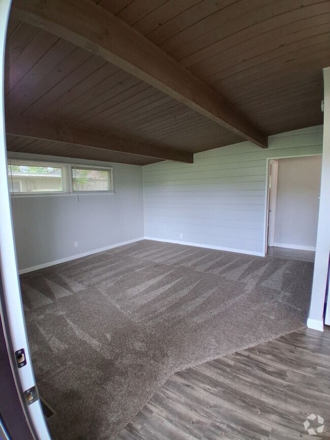 Building Photo - Spacious home near school in a quiet neigh...