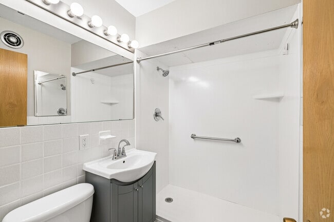 1BR, 1BA - 600SF - Bathroom
