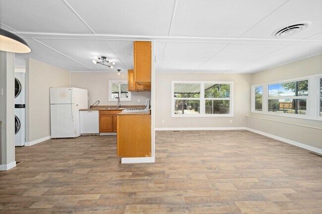 Photo - 3300 15th St W