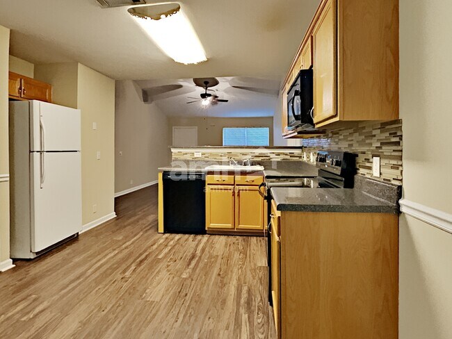 Photo - 1104 S Hampton Close