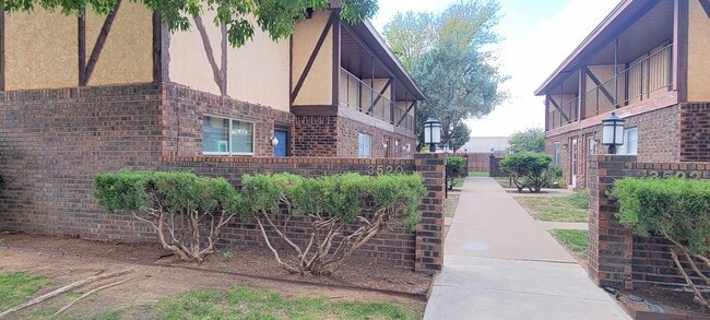 UPDATE CONDOMINIUM IN COLONIAL PARK - UPDATE CONDOMINIUM IN COLONIAL PARK