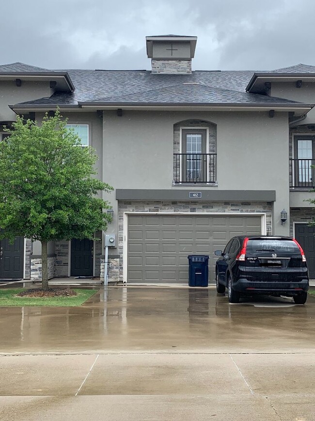 Building Photo - Rooms available in 4 bedroom house