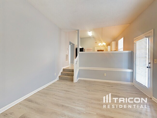 Photo - 1100 Village Oaks