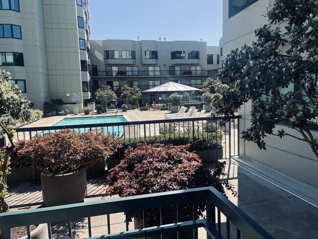 Vista de la piscina desde el patio - 601 Van Ness Ave