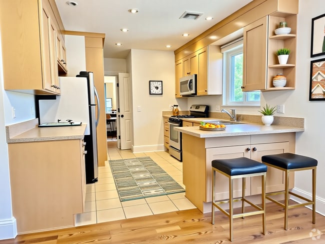 Building Photo - 3 bedroom in Newton MA 02459 Rental