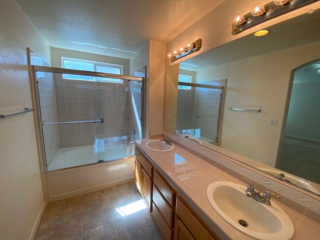 Beautiful 5 Bedroom Home - Beautiful 5 Bedroom Home