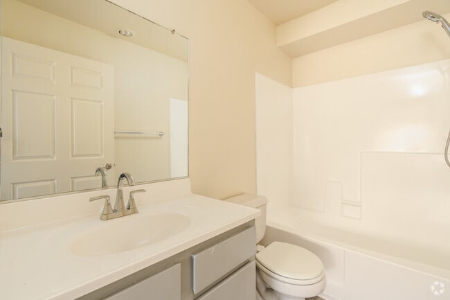 1BR, 1BA - 527SF - Bathroom