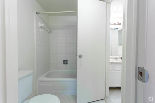 2 BR, 1.5 BA - Unit 5 - 1118 SF