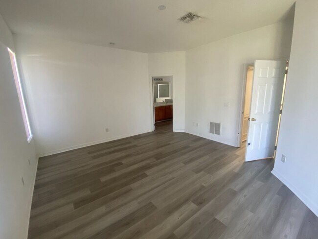 Photo - 1239 Dunbrooke St