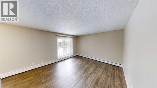 Photo - 10114-10105 105 Ave