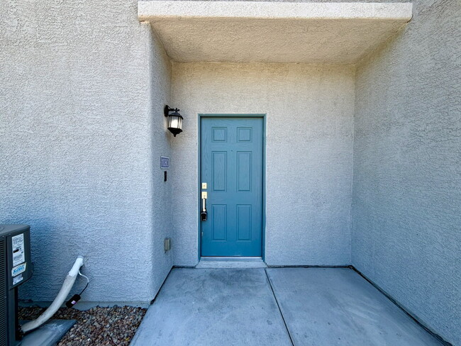 Photo - 3 BED 3 BATH 2 CAR GARAGE TOWNHOUSE W/ PRIVATE YARD, LOFT & BEDROOM DOWNSTAIRS IN GATED COMMUNITY... Unidad 1080