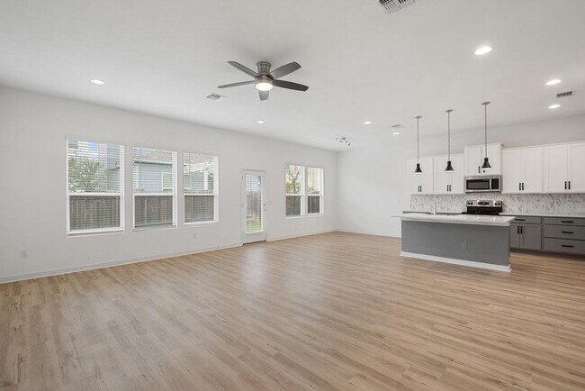 Photo - 15100 Forum Ave