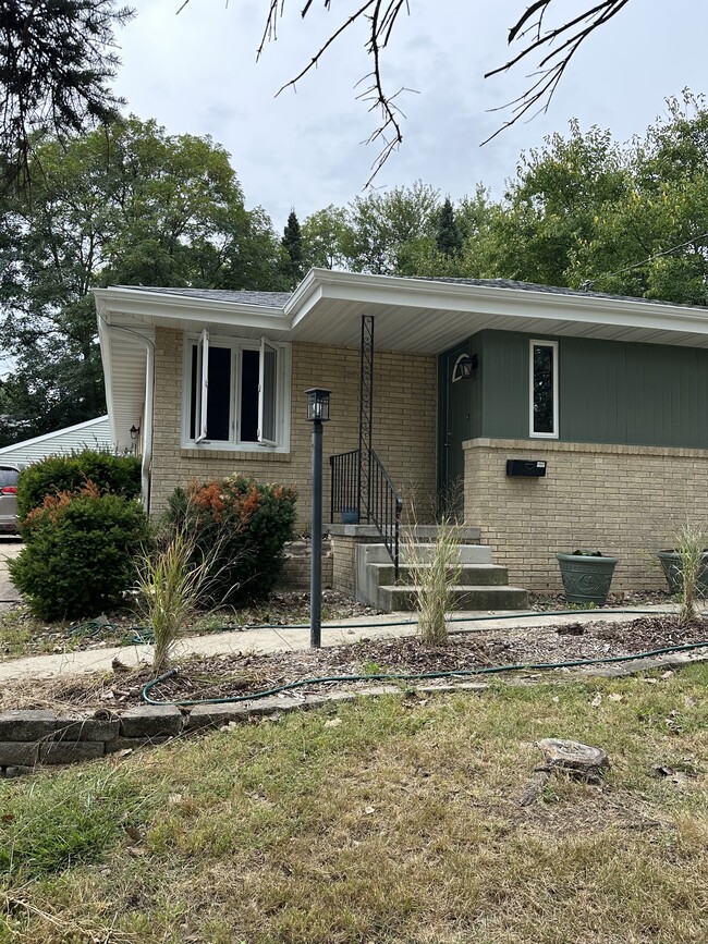 Building Photo - 6036 Urbandale Ave Rental