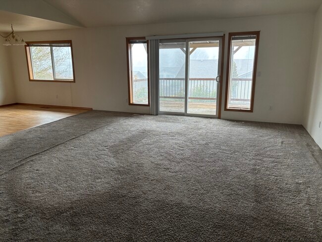 Photo - 935 NW Cooke Ave