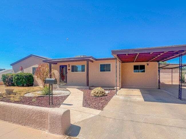 Spacious 3 Bedroom 2 Bath Home on Corner Lot - Spacious 3 Bedroom 2 Bath Home on Corner Lot