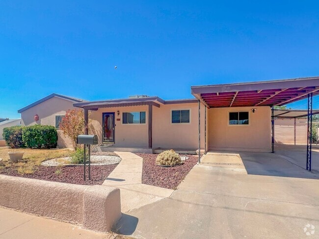 Building Photo - Spacious 3 Bedroom 2 Bath Home on Corner Lot