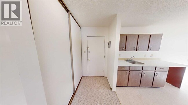 Photo - 10222-10105 105 Ave